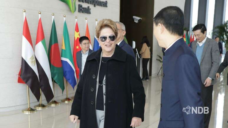 Dilma Rousseff em seu primeiro dia no cargo no banco dos BRICS