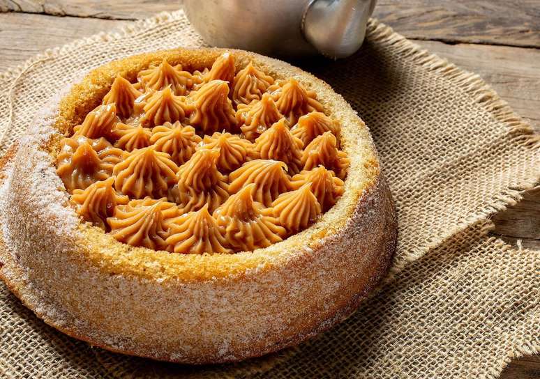 Torta gelada de churros na travessa é uma opção de sobremesa gelada