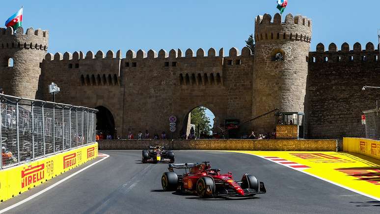 Leclerc e Verstappen em Baku. O fim de semana do GP pode representar o início da mudança no modelo de final de semana da F1