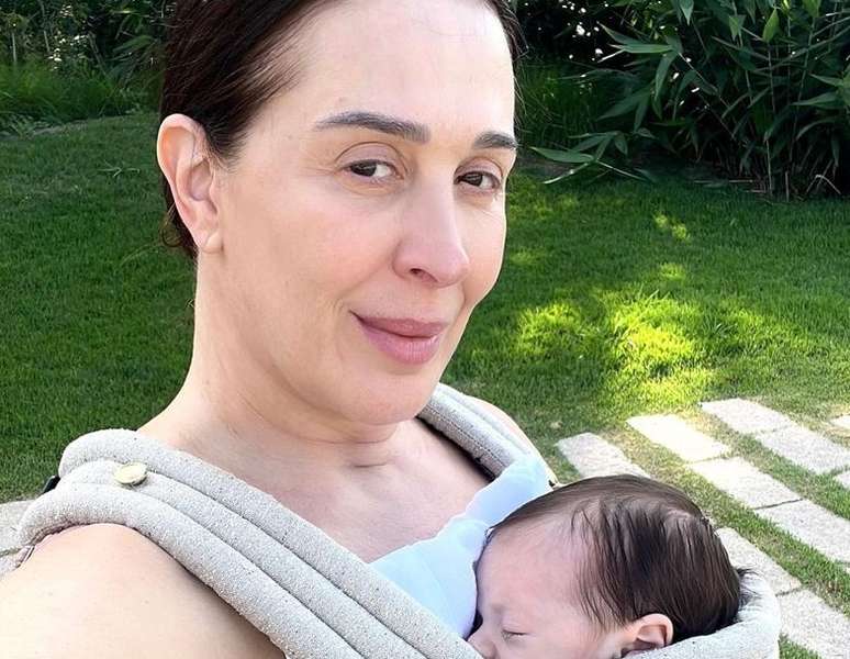 Claudia Raia passeia com o filho Luca, de um mês, e posta foto sem maquiagem