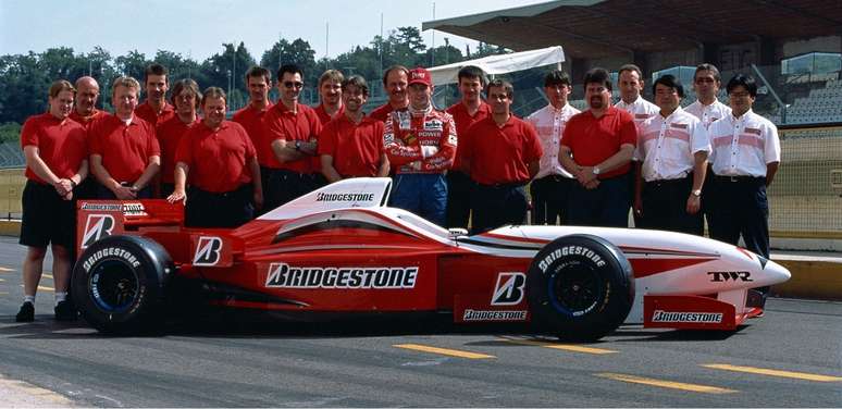 Jos Verstappen e a equipe da Bridgestone testando os compostos em 96. Os japoneses podem estar de volta