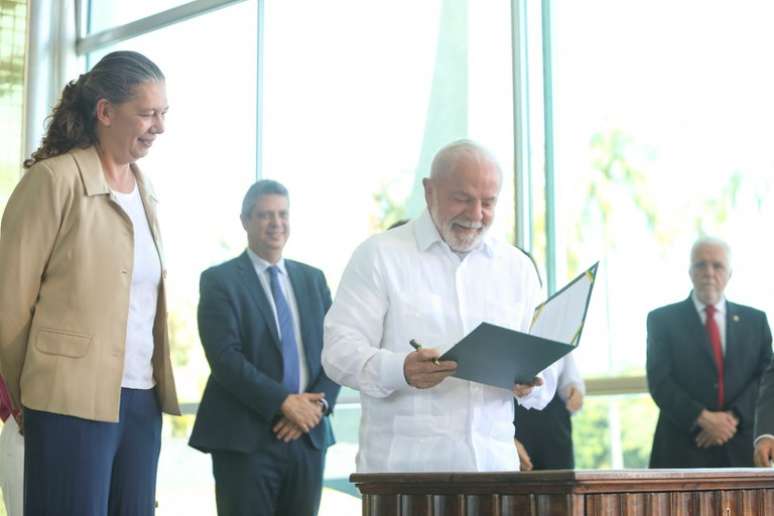 Ao lado da ministra Ana Moser, presidente Lula assina decreto para a criação da Estratégia Nacional para o Futebol Feminino