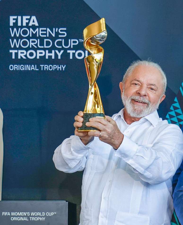 Lula segura a Taça da Copa do Mundo feminina