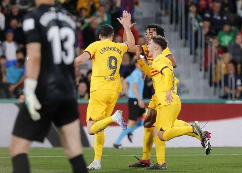 Lewandowski faz 'doblete' em goleada do Barcelona (Foto: M. RAMON / AFP)