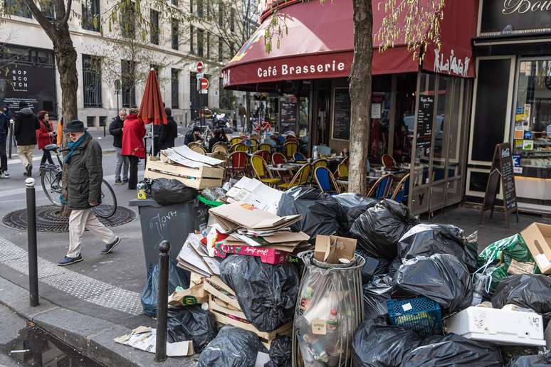 Ruas repletas de lixo em Paris viraram preocupação de saúde pública