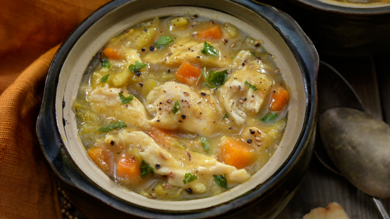 Sopa mulligatawny &eacute; um prato tradicional do povo t&acirc;mil, cheio de especiarias indianas.