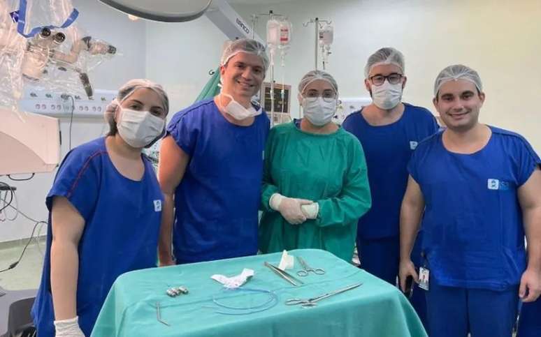 Equipe levou 10 horas para fazer a remoção do tumor do cérebro da paciente