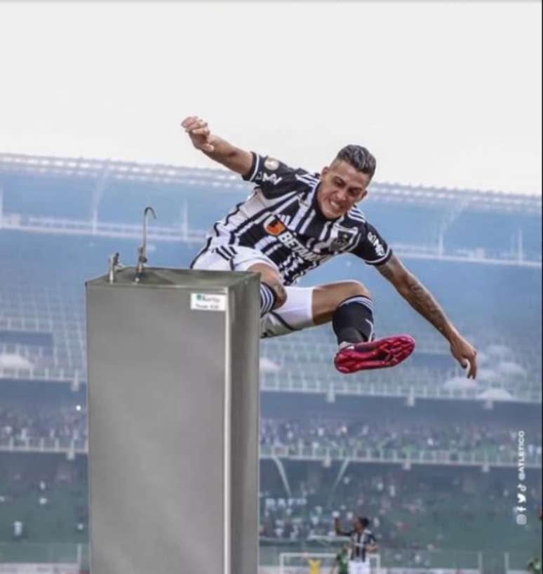 Pavon foi zoado por Zaracho após a comemoração intensa do seu gol contra o América-MG-(Montagem sobre foto de Pedro Souza/Atlético)