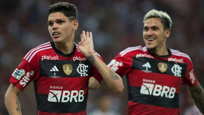 Ayrton Lucas marcou gol e deu assistência para Pedro na final do Campeonato Carioca (Foto: Armando Paiva/ LANCE!)