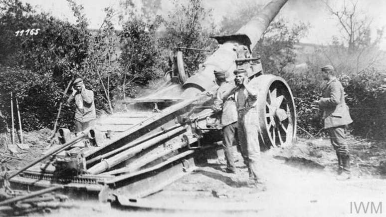 Soldados alem&atilde;es fazem disparos