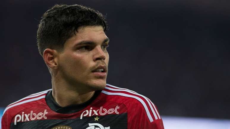 Ayrton Lucas prega coletividade no Flamengo após destaque individual: Sabemos da nossa capacidade