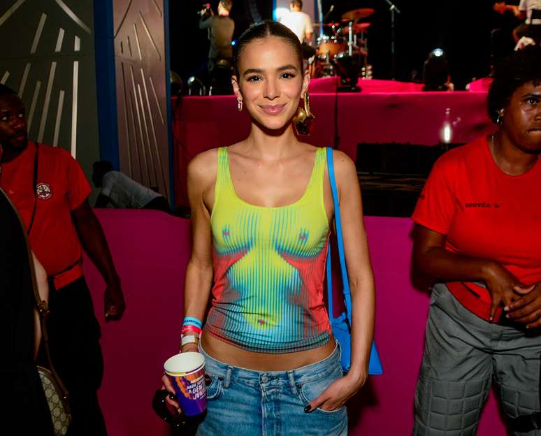 Top with optical illusion and designer earring: Marquezine bets on a production of R$ 5 thousand
