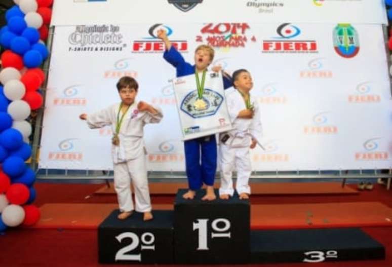 Matheus (de azul) em seu primeiro título como judoca (Foto: Arquivo pessoal)