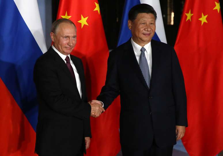 O presidente russo, Vladimir Putin aperta a m&atilde;o do presidente chin&ecirc;s Xi Jinping durante sua reuni&atilde;o em 3 de setembro de 2017 em Xiamen, China, durante a C&uacute;pula BRICS