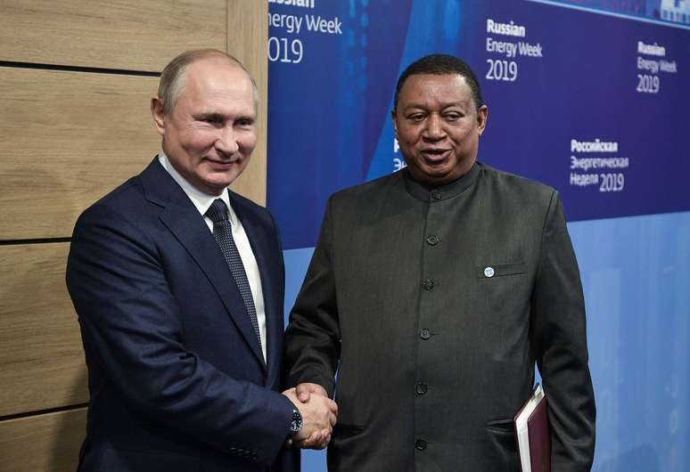 Vladimir Putin, presidente da R&uacute;ssia, e Mohammad Barkindo, secret&aacute;rio-geral da Opep