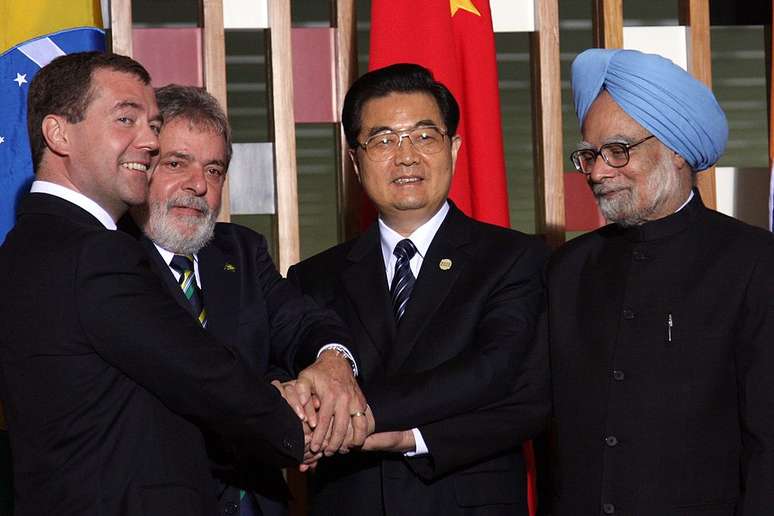 Da esquerda para a direita, o presidente russo Dmitry Medvedev, o presidente brasileiro Luiz In&aacute;cio Lula da Silva, o presidente chin&ecirc;s Hu Jintao e o primeiro-ministro indiano Manmohan Singh posam para uma fotografia durante a 2&ordf; C&uacute;pula do BRIC no Pal&aacute;cio do Itamaraty em 15 de abril de 2010 em Bras&iacute;lia, Brasil.
