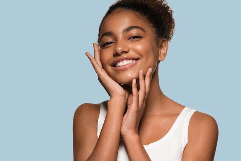 To mask dark circles it is recommended to apply the product by always tapping lightly with the ring finger. 