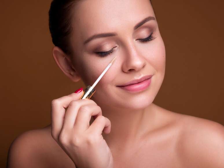 Find out how to use colored concealer to camouflage dark circles