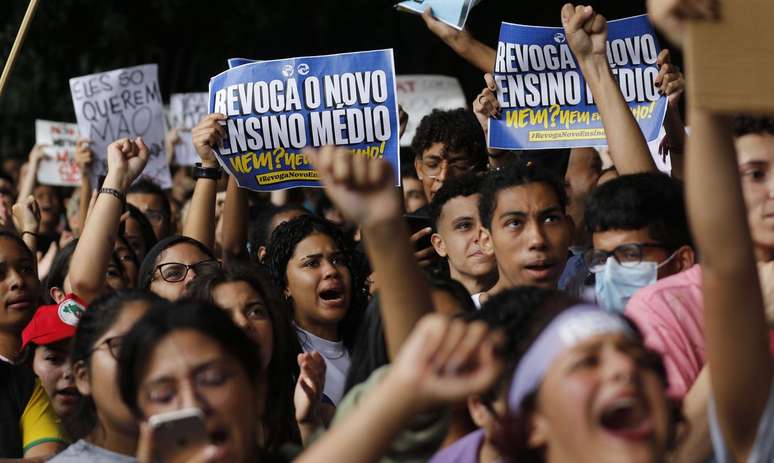 Estudantes secundaristas protestam pedindo a revogação do Novo Ensino Médio, na Avenida Paulista.