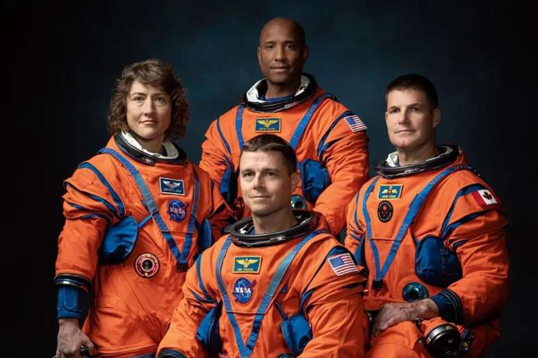 Astronautas que estarão em nova missão à Lua: Christina Hammock Koch, Victor Glover, (ao centro em pé), Jeremy Hansen e Reid Wiseman, sentado (Crédito