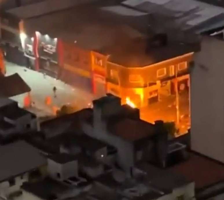 Um grupo de usuários de drogas colocou fogo em sacos de lixo na região da Cracolândia no início da noite de domingo, 2.