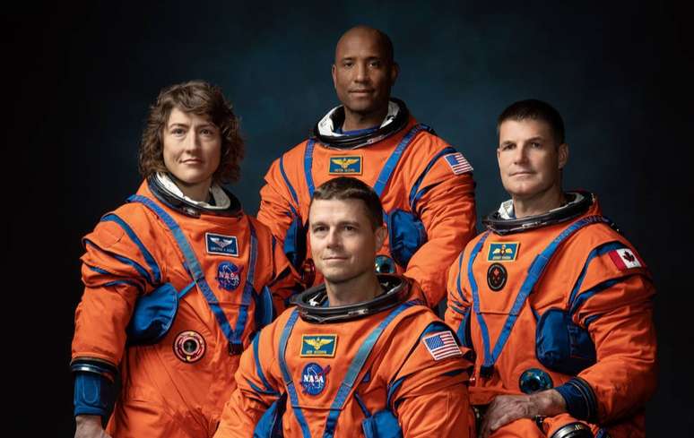 Tripulação da Artemis II da esquerda para a direita: Christina Hammock Koch, Reid Wiseman (sentado), Victor Glover e Jeremy Hansen, da Agência Espacial Canadense