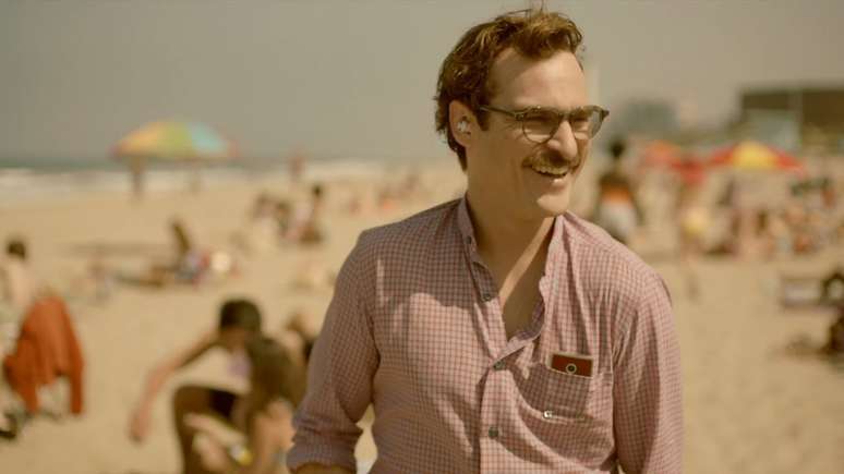No longa "Her", o introvertido Theodore Twombly se apaixona pelo software Samantha