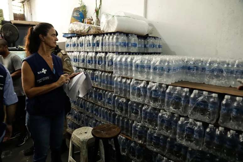 Vigilância Sanitária multou depósitos após análises encontrarem contaminação em água mineral vendida no Rio