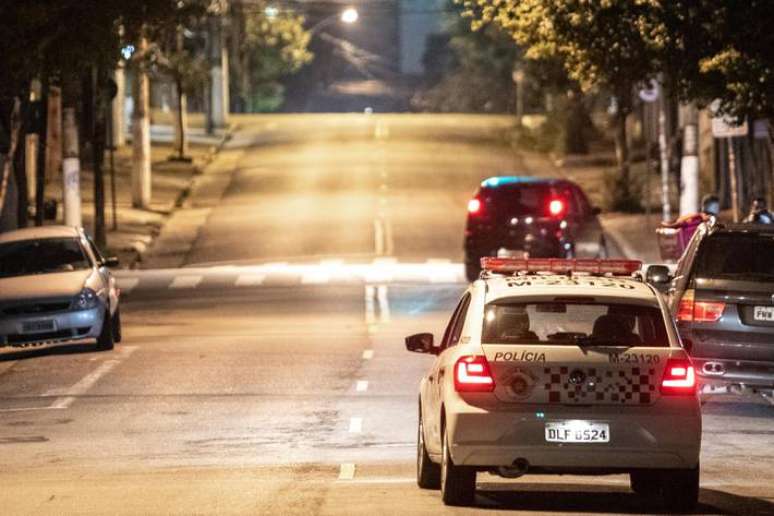 Cinco pessoas ficaram feridas após um tiroteio entre policiais militares e suspeitos de roubos, na comunidade de Paraisópolis, nesta segunda-feira. Na imagem, viatura realiza patrulha na zona oeste