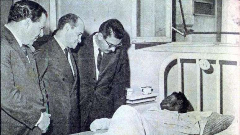 Presidente Jo&atilde;o Goulart visita uma v&iacute;tima do inc&ecirc;ndio no Hospital Municipal Ant&ocirc;nio Pedro