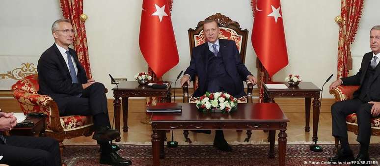 Secret&aacute;rio-geral da Otan, Jens Stoltenberg (esq.), e Erdogan em Istambul, em novembro de 2022