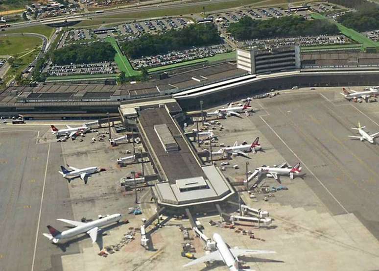 Brasileiras presas na Alemanha por tráfico de drogas tiveram etiquetas das malas trocadas no aeroporto de Guarulhos