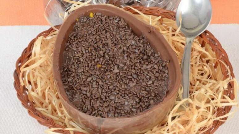Ovo de P&aacute;scoa de bolo de cenoura