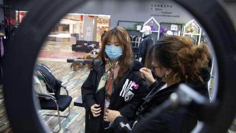 Uma das peculiaridades do Douyin em rela&ccedil;&atilde;o ao TikTok &eacute; sua multifuncionalidade, incluindo a possibilidade de fazer compras diretamente no aplicativo