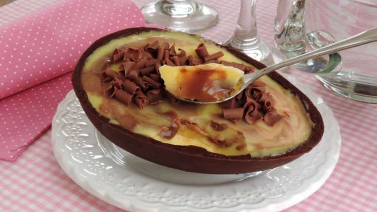 Ovo de P&aacute;scoa de mousse de maracuj&aacute;