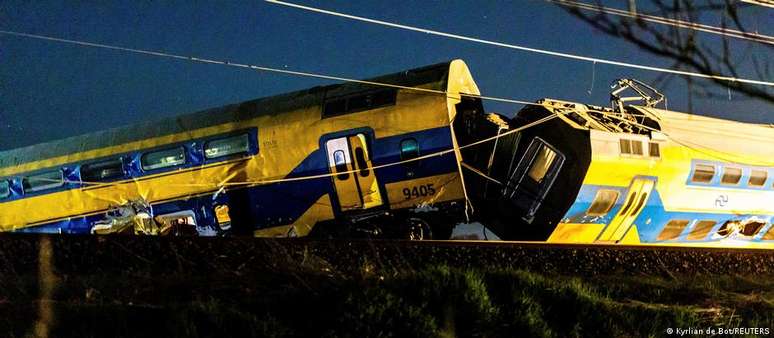 Dois dos tr&ecirc;s vag&otilde;es do trem de passageiros que descarrilaram em Voorschoten