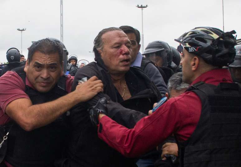 Argentine minister attacked by protesters during protest;  video
