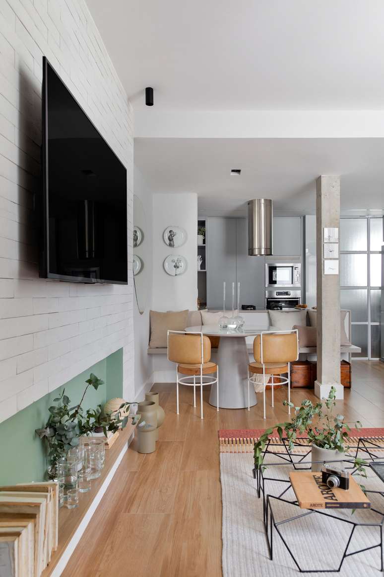 The renovation of a 60m2 apartment creates two suites and a camouflaged laundry room