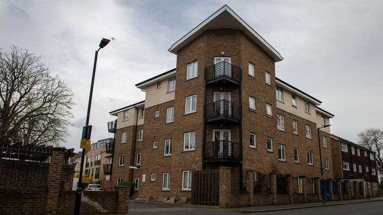 Os vizinhos de Sheila em Lord's Court dizem que ela era "reservada" e "t&iacute;mida", mas amig&aacute;vel