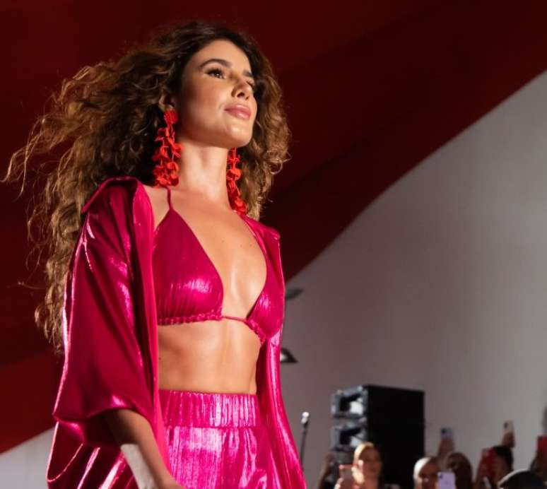 Paula Fernandes and Rafaella Santos walk the catwalk to the sound of Elba Ramalho