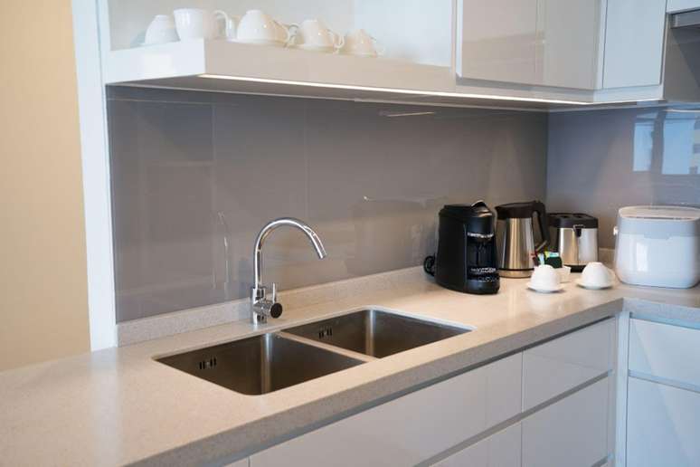 Gables of different types (marble, ceramic, metal, among others) can be fixed to the wall above the sink with mounting adhesives.