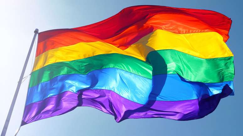 Confira o significado de cada letra da sigla LGBTQIA+ e o significado das cores da bandeira