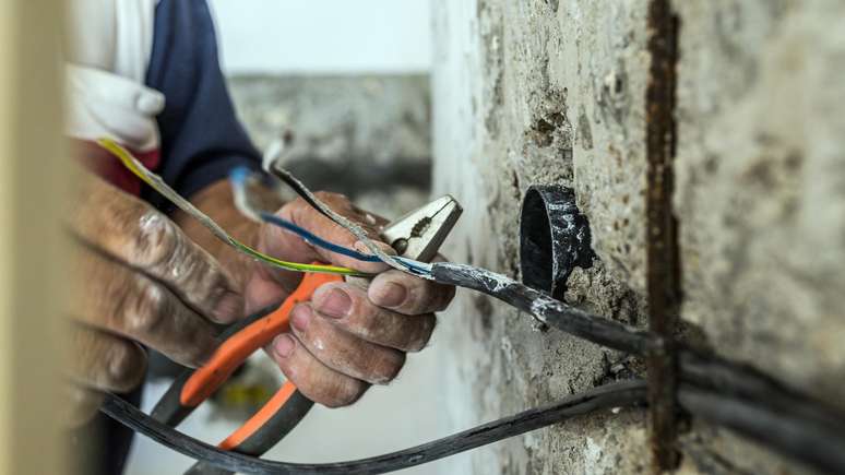 Dois brasileiros morrem por dia, em média, por choques elétricos