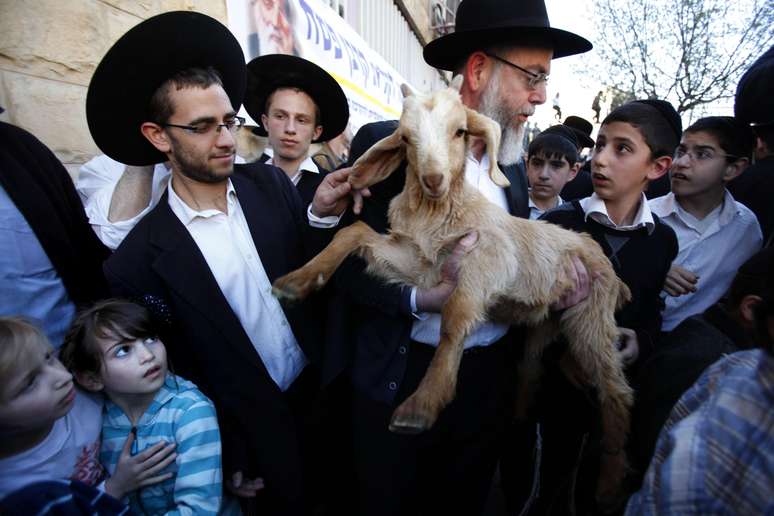 A origem do ritual de sacrifício de um animal remonta à história bíblica do êxodo dos israelitas do Egito