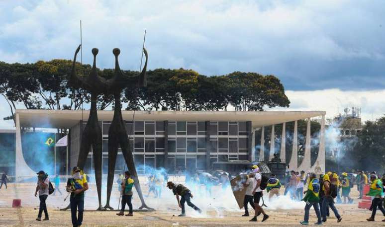 Grupos de Bolsonaristas radicais invadirem as sedes dos três Poderes no dia 8 de janeiro