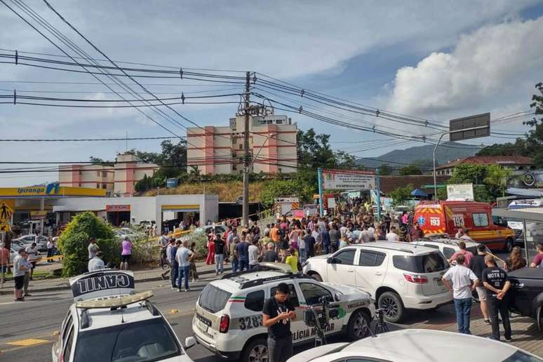 Movimentação no local do ataque que deixou crianças mortas Movimentação em frente à creche em Blumenau (SC) (