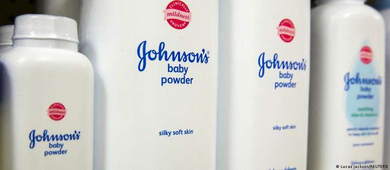 Johnson & Johnson afirma que seu talco para bebês é seguro, apesar da denúncia de conter amianto, um cancerígeno