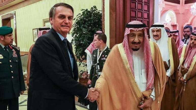 Bolsonaro e o rei Salman Bin Abdulaziz na visita do brasileiro à Arábia Saudita em 2019.; após visita, governo saudita presenteou o então presidente com um estojo com joias que ficou com Bolsonaro