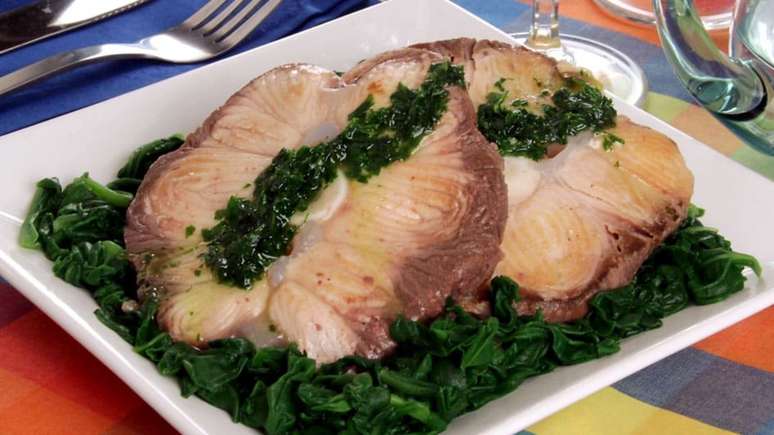 Peixe grelhado ao molho de manjericão