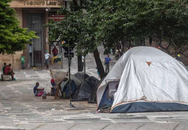 SAO PAULO SP 10/02/2023 METROPOLE - RETIRADA DE BARRACAS DOS MORADORES DE RUA NO CENTRO - Moradores de rua com suas barracas na regiao do Pateo do Colegio, proximo a Praca da Sé. FOTO TABA BENEDICTO / ESTADAO